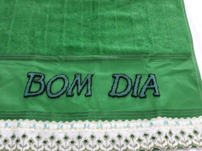 BORDADO ARTESANAL EM TOALHAS