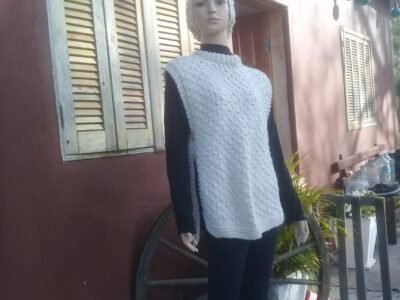Colete feminino em lã crua, feito em tricô