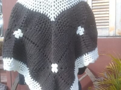 Poncho crochê em quadros